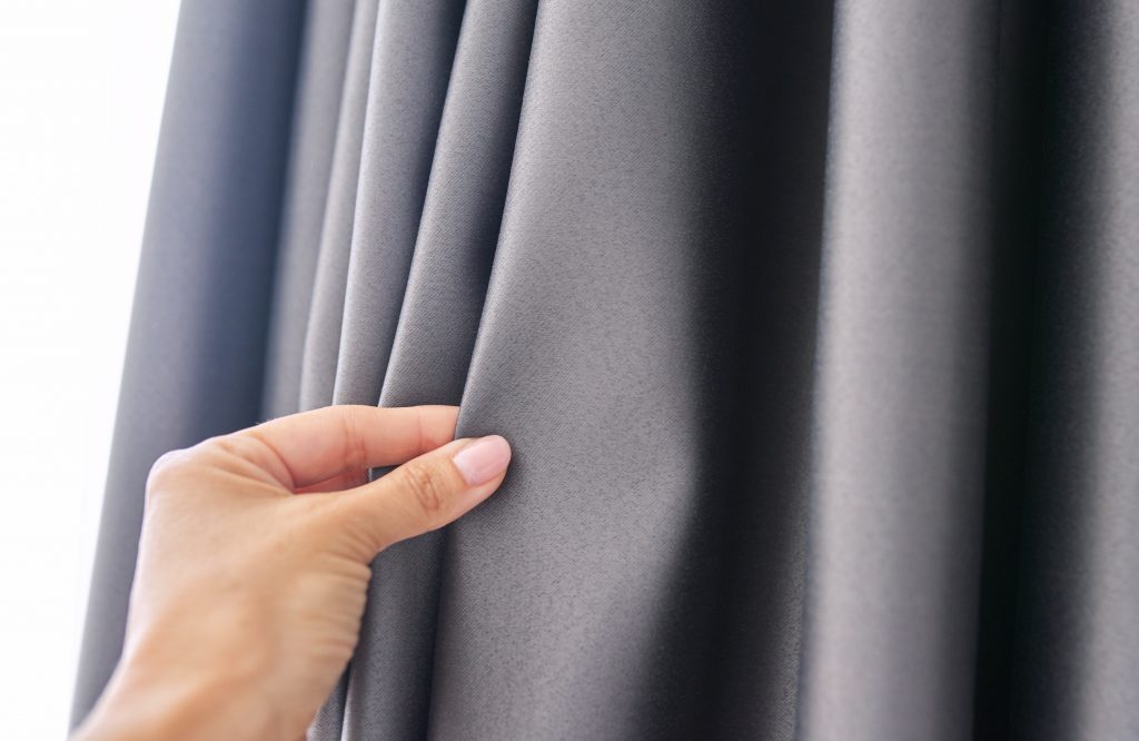 如何清洗遮光窗帘：各种类型和面料的小窍门