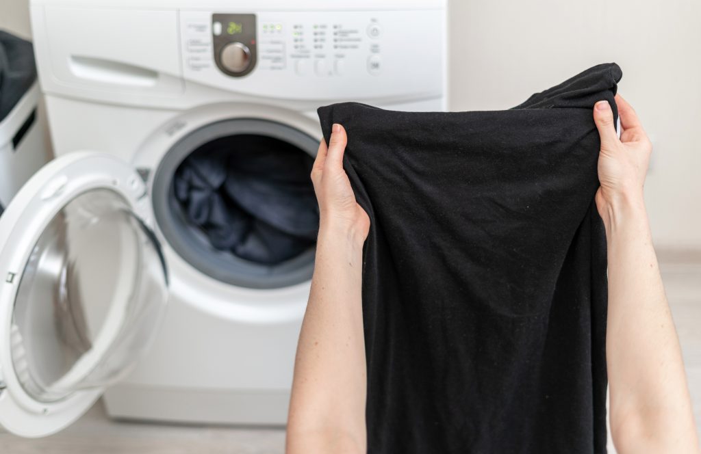 Как да перем черни дрехи, за да не избледнеят