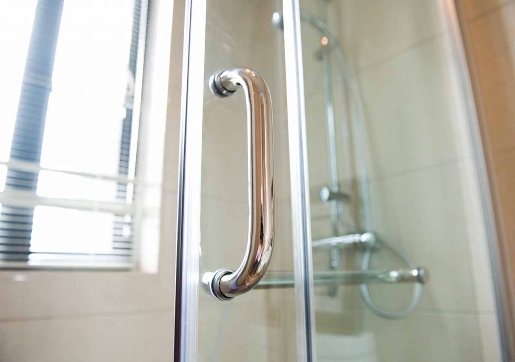 Как да почистите душа в банята и да си осигурите релаксираща вана