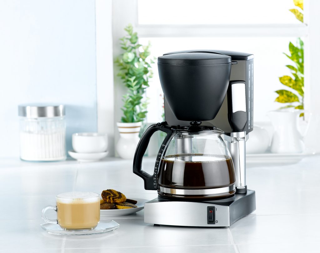 કોફી મેકર કેવી રીતે સાફ કરવું: 3 વિવિધ પ્રકારોમાં શીખો