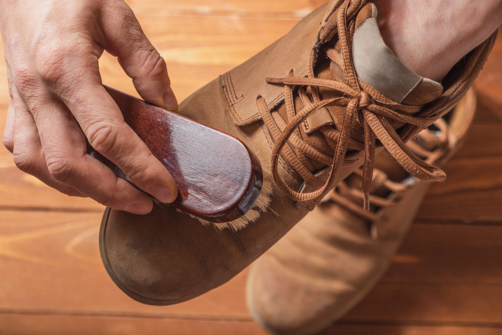 Как почистить замшевую обувь с помощью 6 эффективных методов