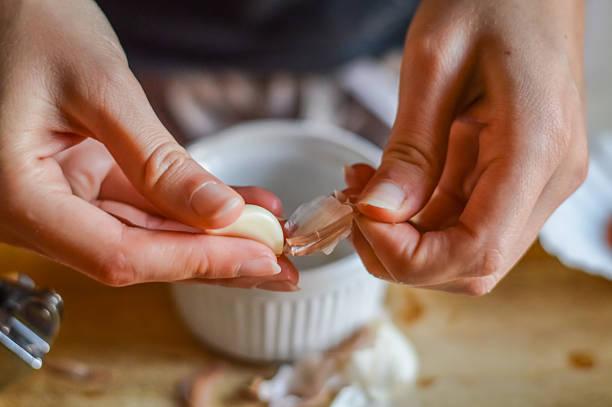 Πώς να βγάλετε τη μυρωδιά του σκόρδου από το χέρι σας: 5 διαφορετικές τεχνικές