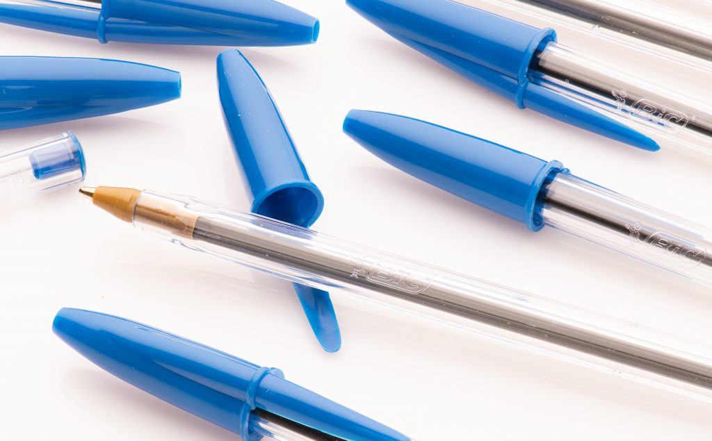 Как да премахнете петната от писалка от дивана? Съвети за избягване на грешки