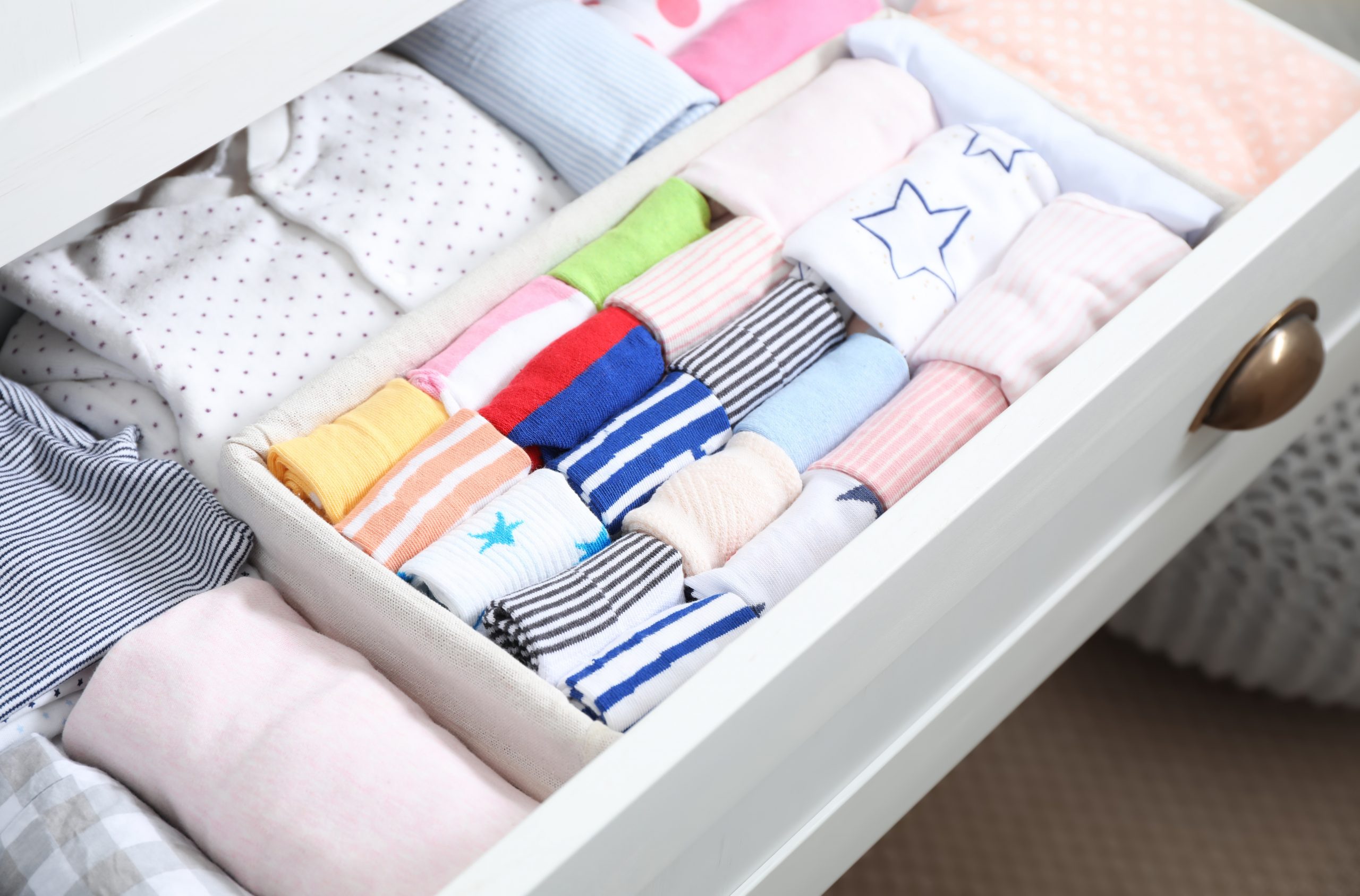 كيفية تنظيم خزانة ملابس الطفل