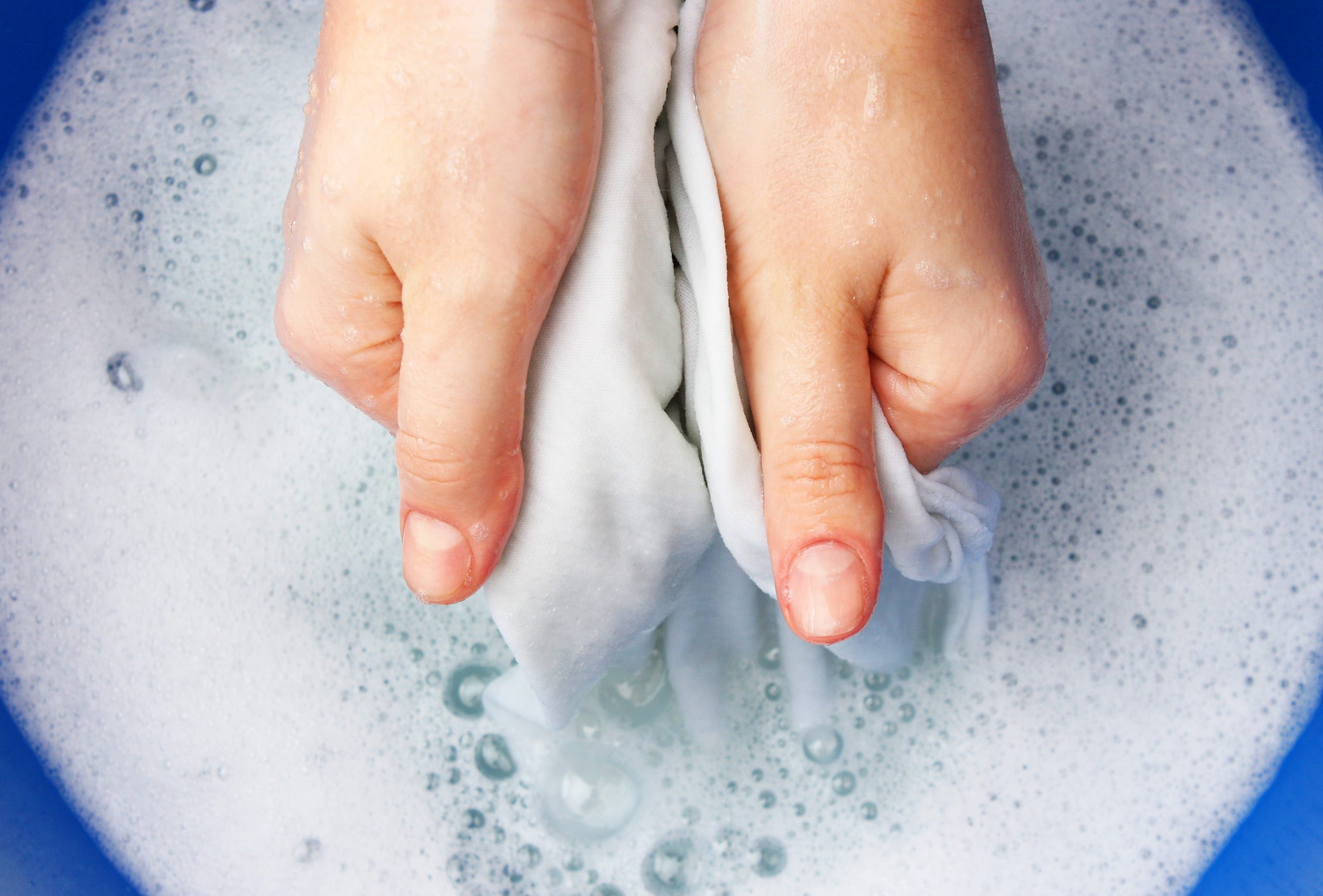 Como lavar a roupa a man sen estragar o tecido?