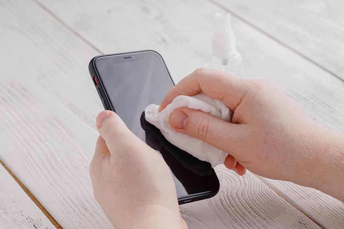 Comment nettoyer un téléphone portable et toutes ses pièces