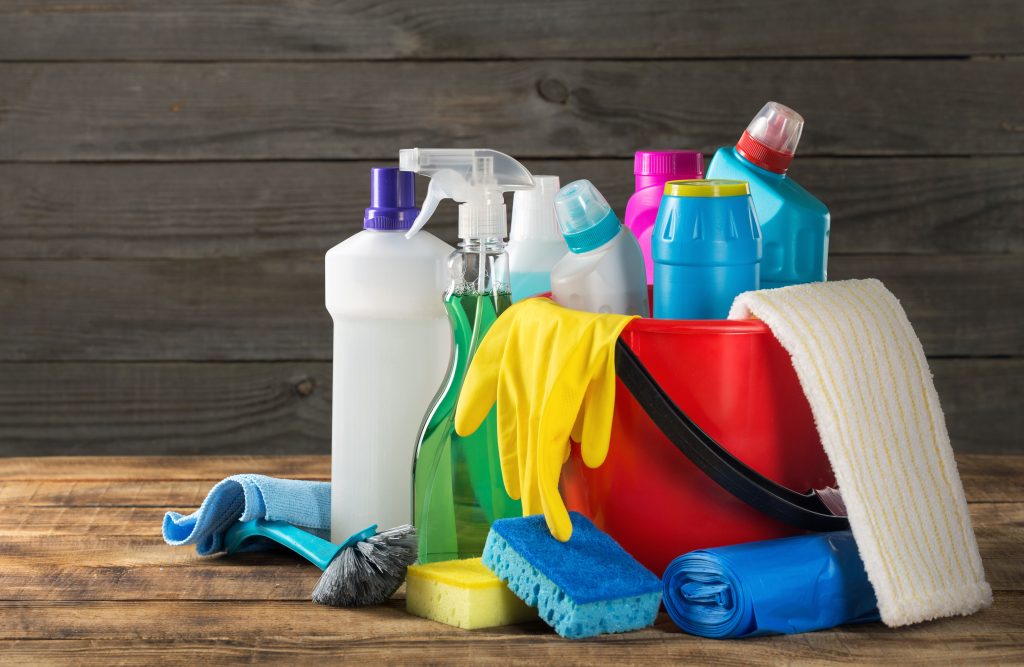 Mélanger des produits de nettoyage : est-ce bien ou dangereux ?
