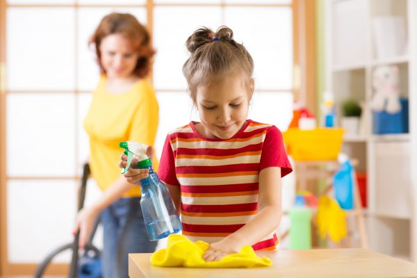 Traballos domésticos para nenos: como ensinar aos nenos a participar